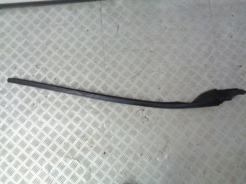 VOLVO V40 II LIFT LISTWA SZYBY CZOLOWEJ PRAWA