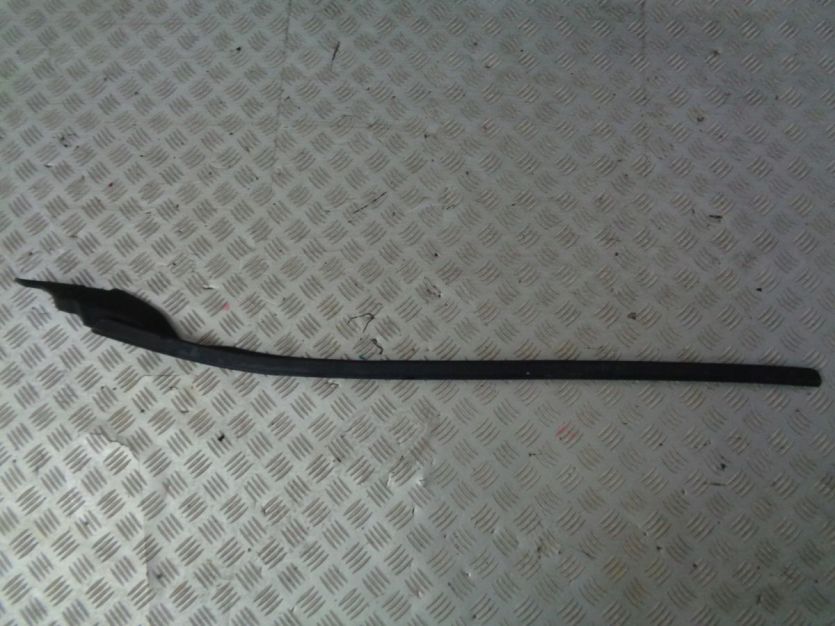 VOLVO V40 II LIFT LISTWA SZYBY CZOLOWEJ LEWA