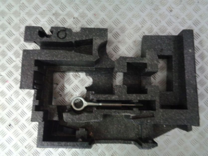 VOLVO V40 II LIFT STYROPIAN BAGAZNIKA KLUCZ
