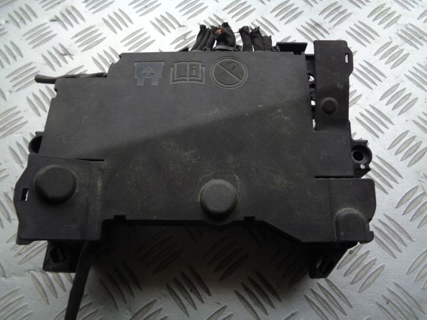 VOLVO V40 II LIFT SKRZYNKA BEZPIECZNIKOW 31337535