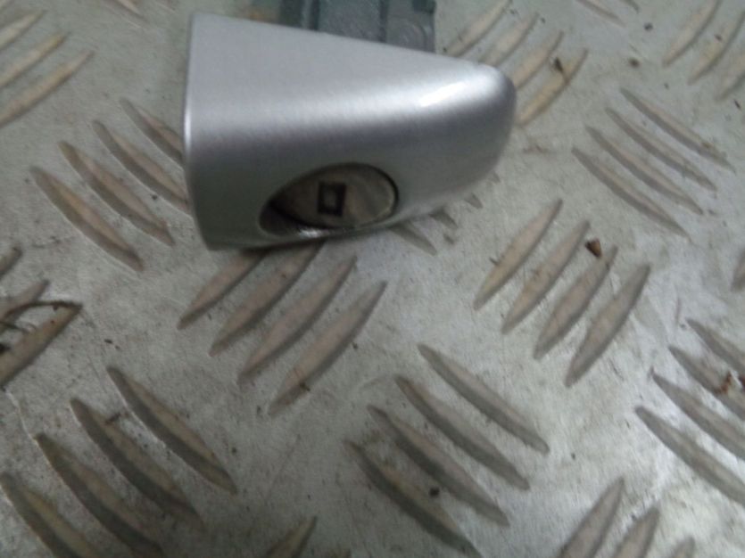 PEUGEOT 208 LIFT 2016 ZASLEPKA KLAMKI LEWA ZAMEK