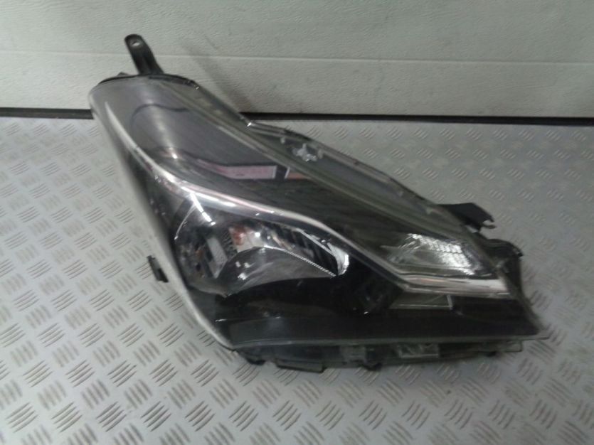 TOYOTA YARIS 2018 LAMPA PRAWA PRZOD PRZEDNIA