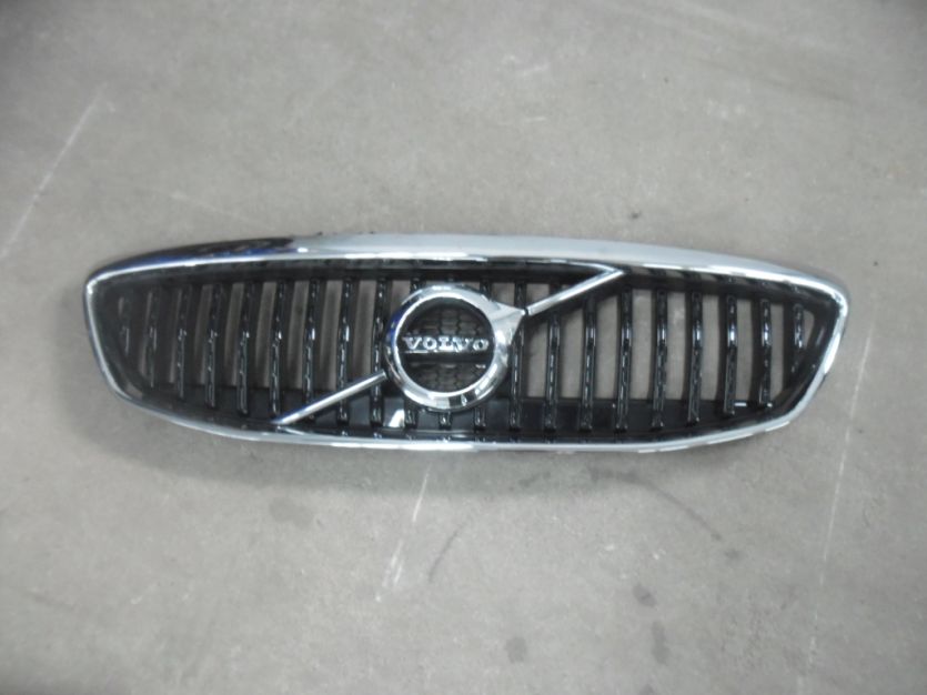 VOLVO CROSS COUNTRY LIFT V40 2017 ATRAPA GRILL
