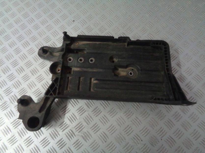 VW AUDI SKODA WSPORNIK PODSTAWA AKUMULATORA 5Q0915031J