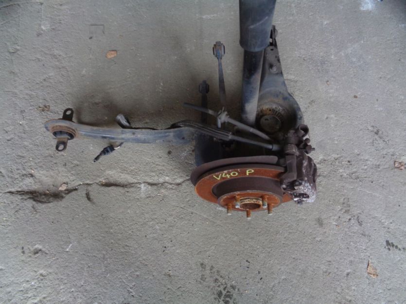 VOLVO V40 II LIFT ZWROTNICA PRAWA ZAWIESZENIE PRAWE TYL TYLNE