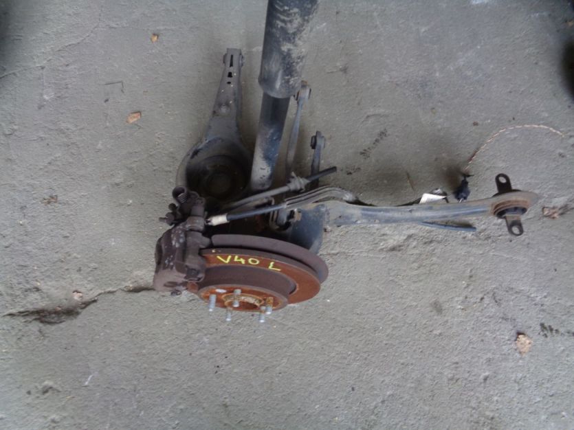 VOLVO V40 II LIFT ZWROTNICA LEWA ZAWIESZENIE LEWE TYL TYLNE