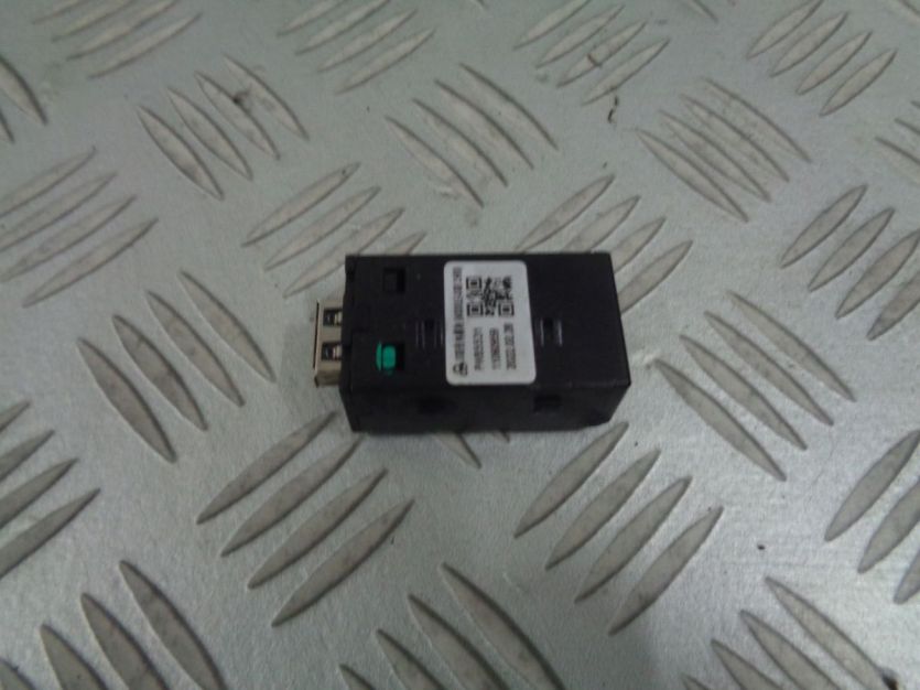 MG ZS EV 2022 GNIAZDO USB
