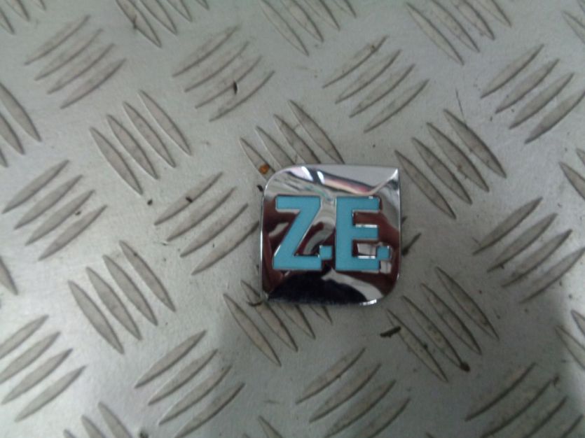 RENAULT ZOE 2016 ZNACZEK EMBLEMAT Z.E. KLAPY TYŁ