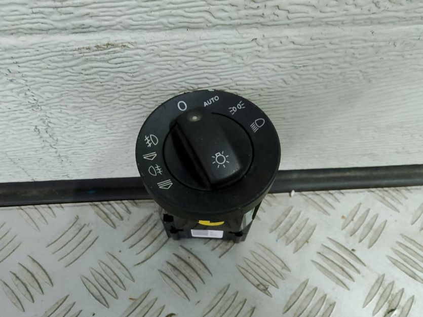 AUDI A4 B6 B7 8E PRZEŁĄCZNIK ŚWIATEŁ 8E0941531B