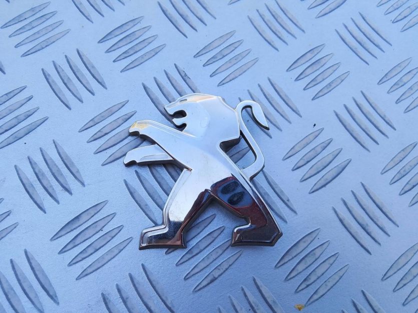 PEUGEOT 208 3D I 1.2VTI 2013 ZNACZEK EMBLEMAT KLAPY BAGAŻNIKA 9673873277