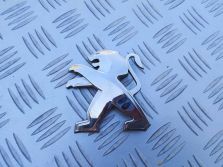 PEUGEOT 208 3D I 1.2VTI 2013 ZNACZEK EMBLEMAT KLAPY BAGAŻNIKA 9673873277