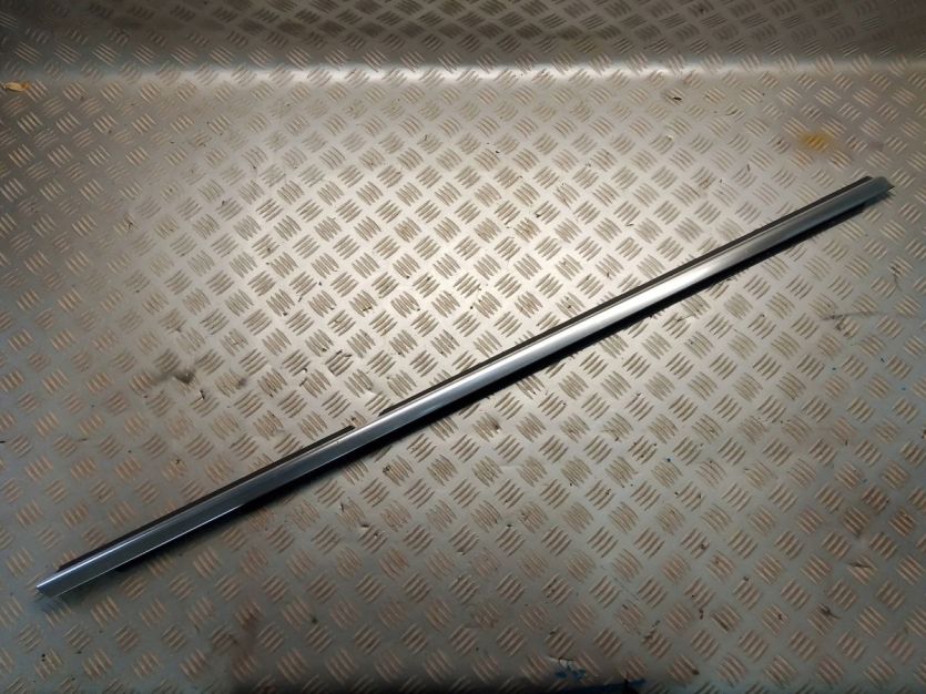 VW PASSAT CC 2010 LISTWA ZGARNIACZ DRZWI PRAWY TYŁ