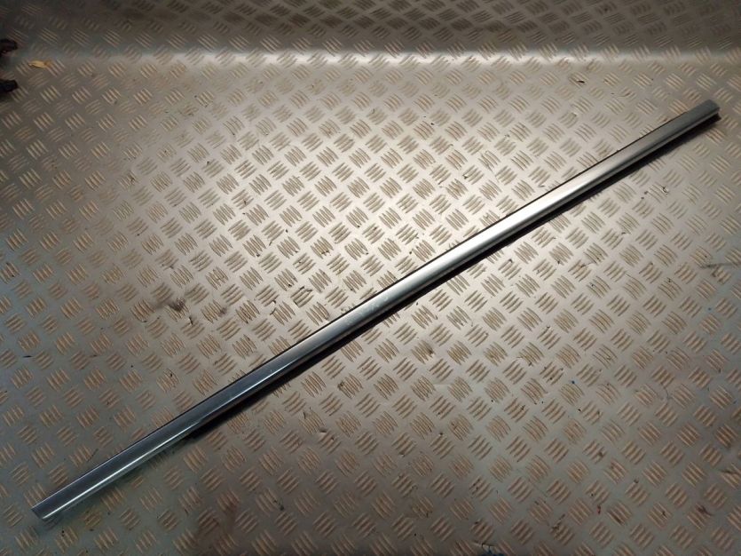 VW PASSAT CC 2010 ZGARNIACZ LISTWA DRZWI PRAWY PRZÓD 3C8837476F