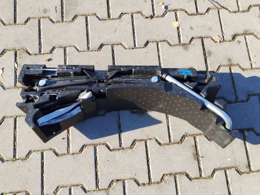 VW ATLAS CROSS 2021 STYROPIAN BAGAŻNIKA LEWAREK KLUCZ WKRĘTKA 3CM012115