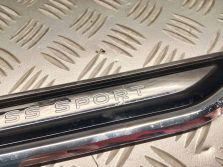 VW ATLAS CROSS 2021 EMBLEMAT ZNACZEK DRZWI LEWY PRZÓD 3CM853689A