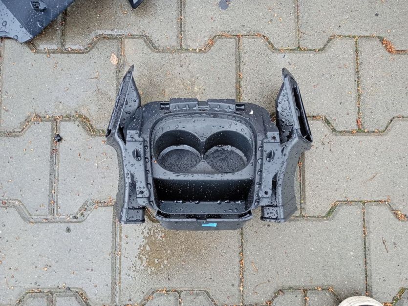 PEUGEOT 2008 I MOCOWANIE PLASTIK UCHWYT NA KUBKI