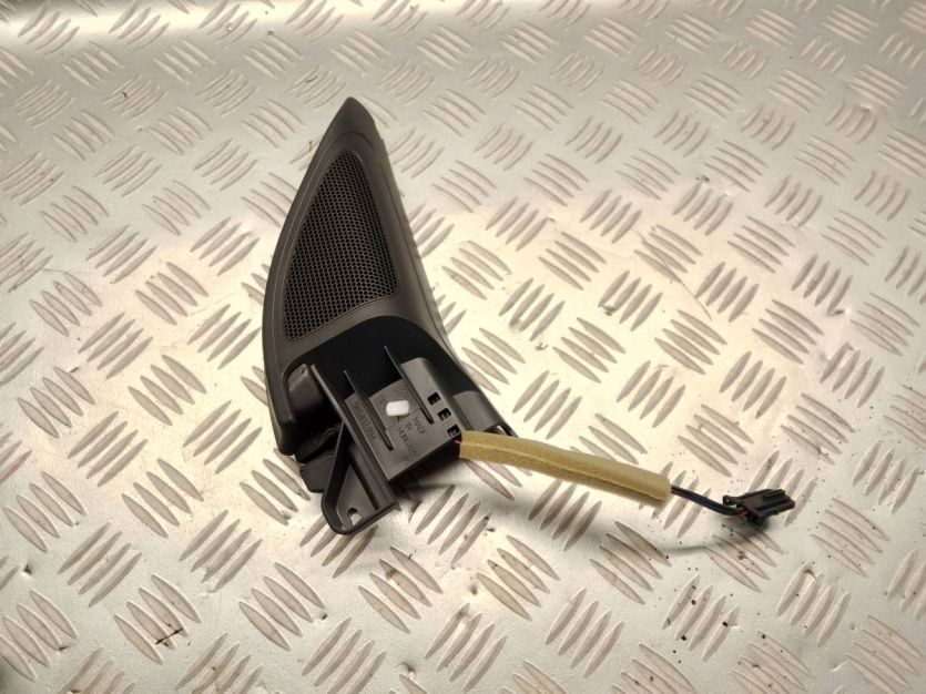 VW GOLF VI 6 TDI 2012 5D TRÓJKĄT OSŁONA LUSTERKA PRAWA 5K0837986