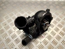 AUDI RS6 C7 OBUDOWA TERMOSTATU 079121115
