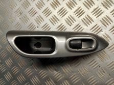 NISSAN JUKE PRZEŁĄCZNIK PANEL SZYB PRAWY TYŁ