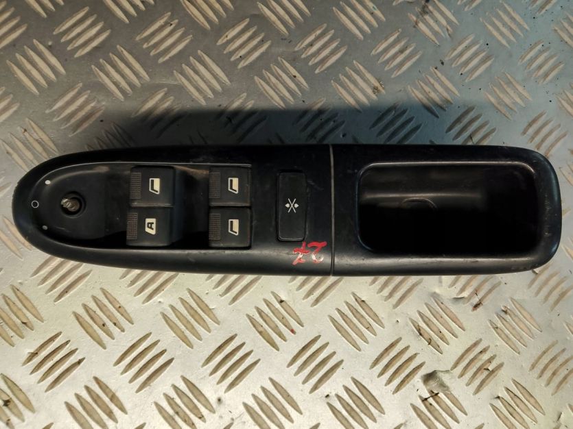 PEUGEOT 406 PRZEŁĄCZNIK PANEL SZYB LEWY PRZÓD