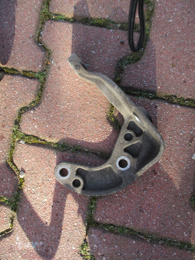 DUSTER 2011 R. 1.5 DCI 4X4 PODUSZKA ŁAPA WSPORNIK