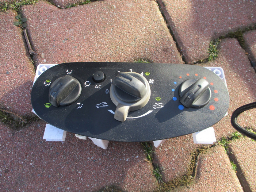 DACIA DUSTER 2011 R. PANEL NAWIEWU KLIMATYZACJI