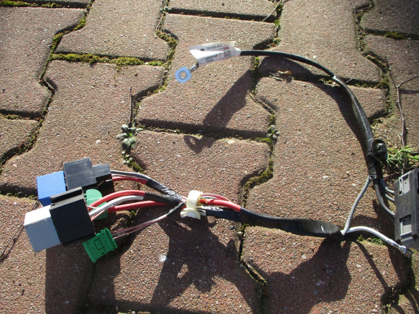 DACIA DUSTER 2011 R. PRZEKAZNIK INSTALACJA