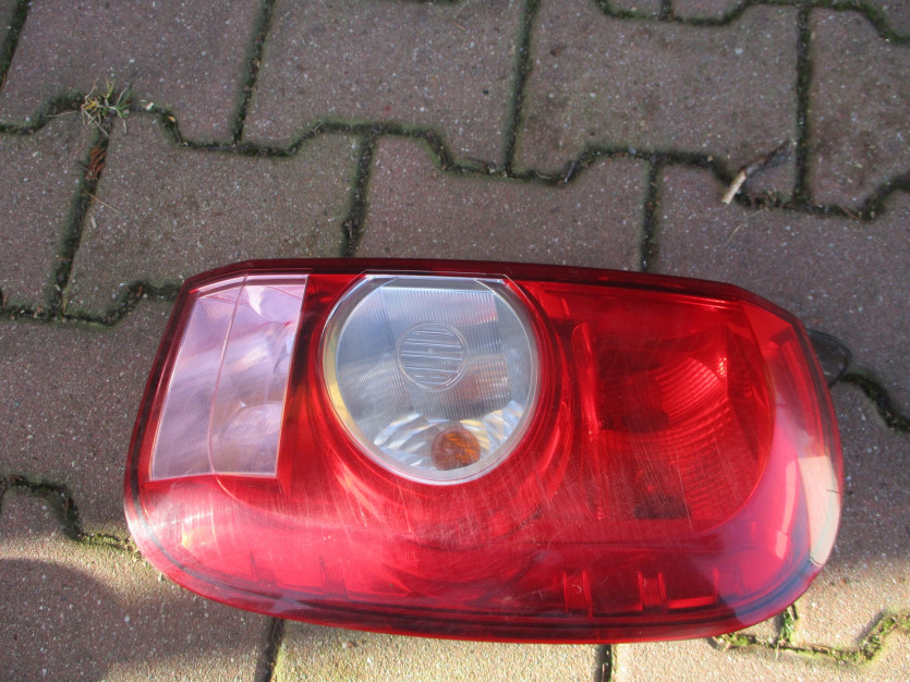 DACIA DUSTER 2011 R. LAMPA PRAWY TYŁ