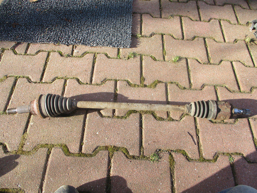 DACIA DUSTER 2011 R. 1.5 DCI 4X4 PÓŁOŚ PRAWY TYŁ