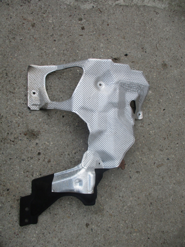 NISSAN JUKE 1.6 DIG-T OSŁONA SCIANY