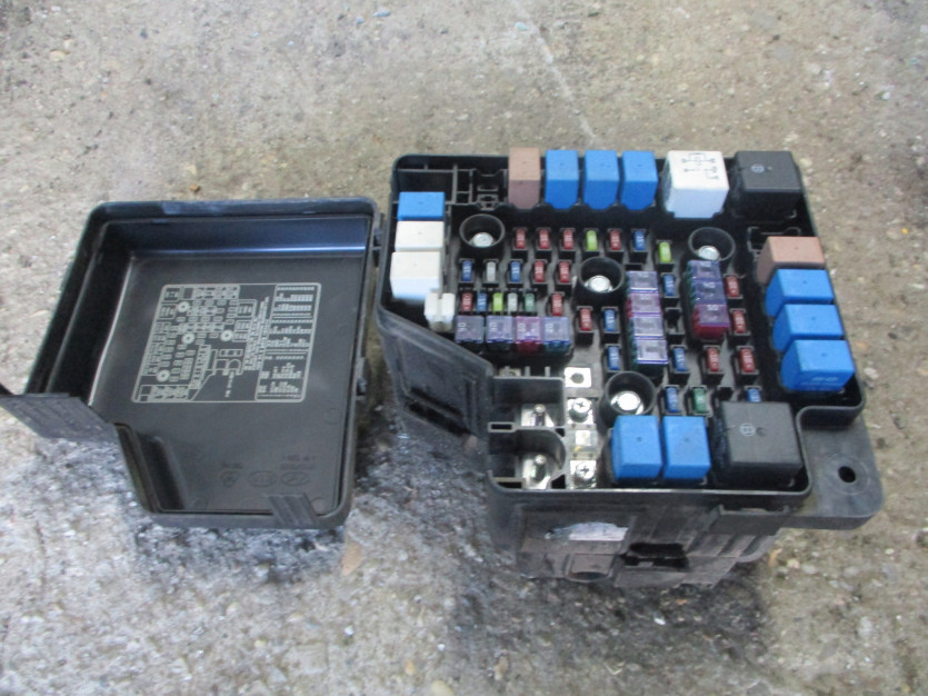 SANTA FE II 2.0 CRDI SKRZYNKA BEZPIECZNIKÓW