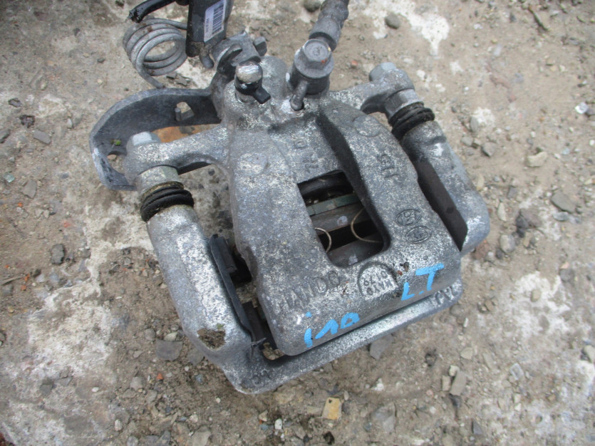 HYUNDAI I10 II 2017 R. ZACISK LEWY TYŁ