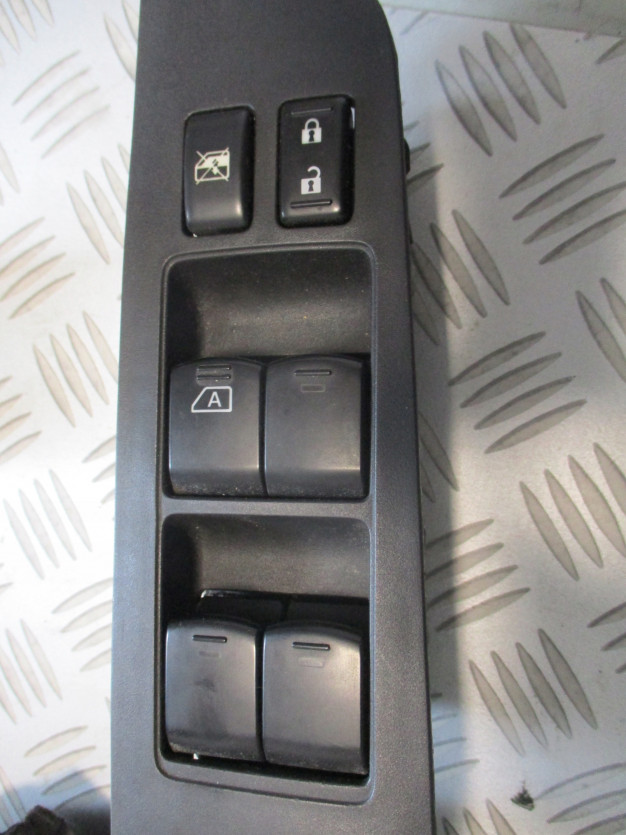 NISSAN TIIDA 2007 R. PRZEŁĄCZNIK SZYB LEWY PRZÓD