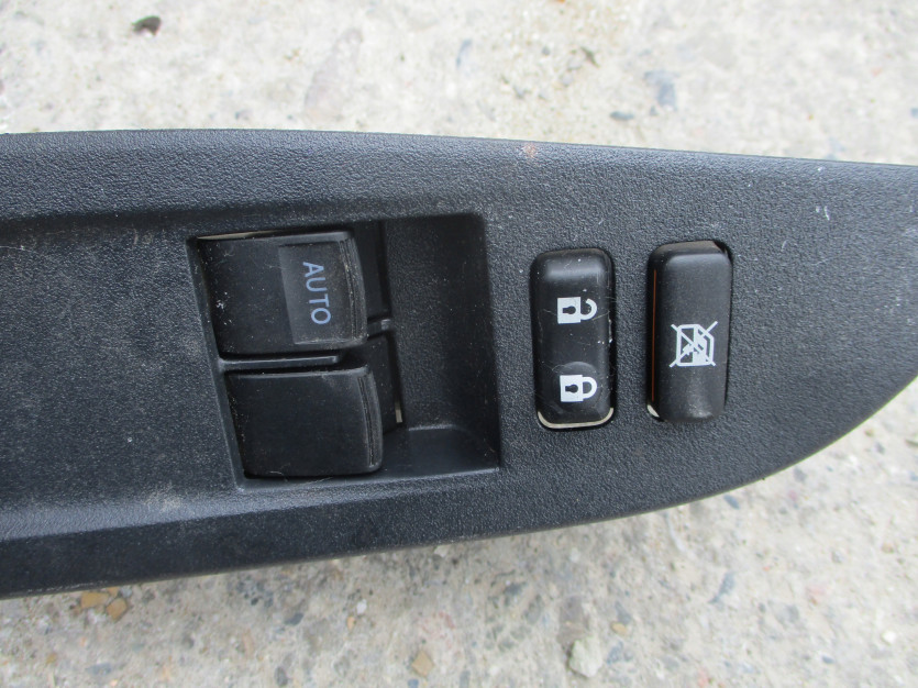 SUBARU TREZIA TOYOTA VERSO S PRZEŁACZNIK SZYB LEWY