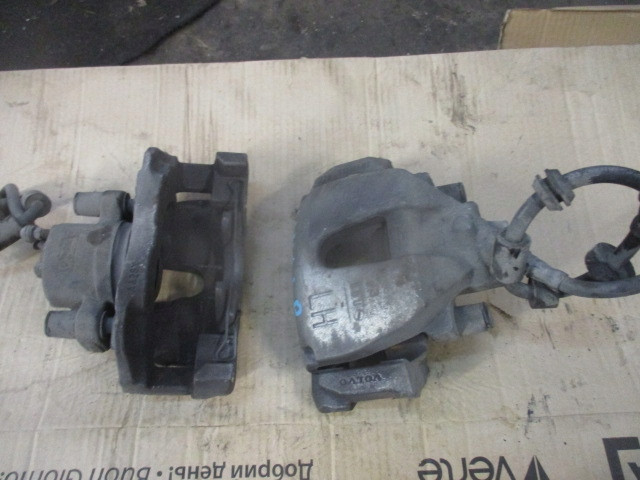 VOLVO V40 D2 15 R. ZACISK HAMULCOWY PRAWY PRZÓD