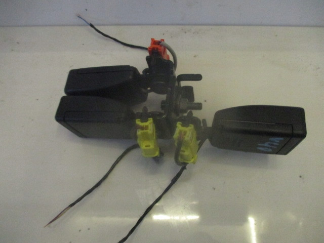 VOLVO V40 D2 15 R. ZACZEPY PASÓW TYŁ