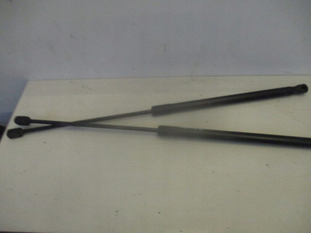 VOLVO V40 D2 15 R. SIŁOWNIKI KLAPY TYL