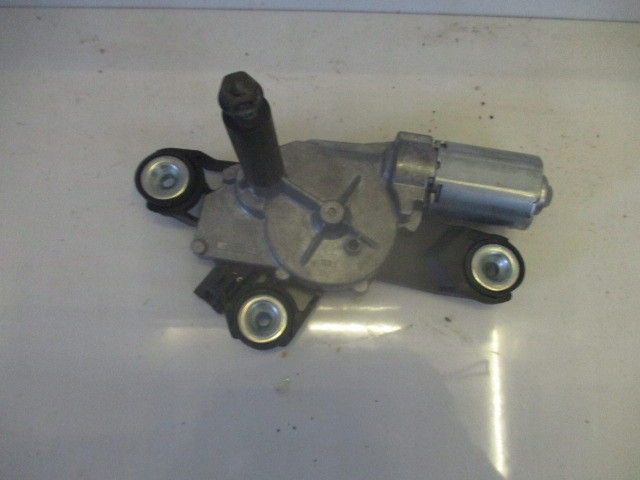 VOLVO V40 D2 15 R. SILNICZEK WYCIERACZKI TYŁ