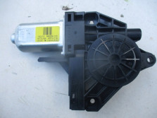 VOLVO V40 D2 15 R. SILNICZEK SZYBY LEWY PRZÓD