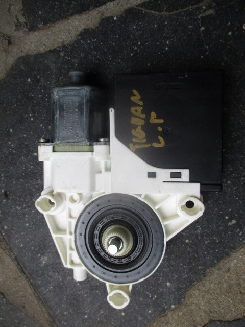 TIGUAN LIFT SILNICZEK SZYBY LEWY PRZÓD 5N0959701F