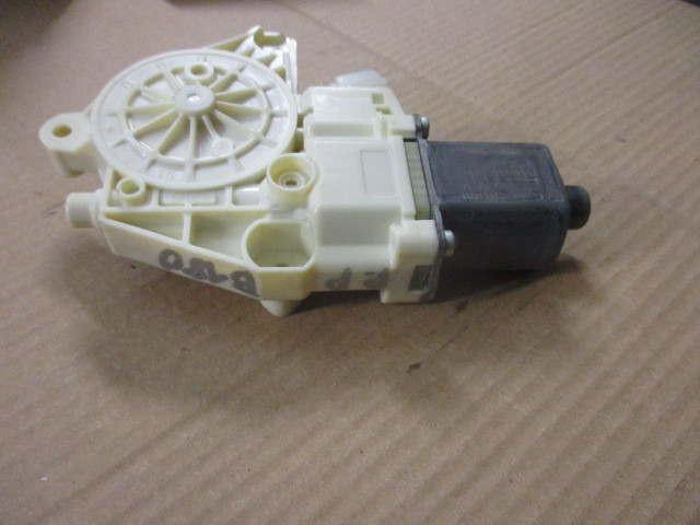 W246 B180 SILNICZEK SZYBY PRAWY PRZÓD 0130822691