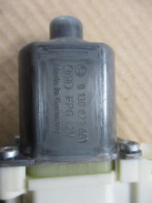 W246 B180 SILNICZEK SZYBY PRAWY PRZÓD 0130822691