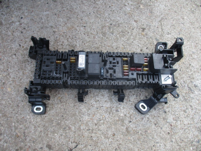 W246 B180 12R SKRZYNKA BEZPIECZNIKÓW A2469066600