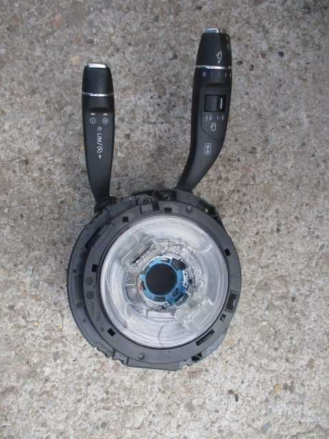 B-KLASA W246 B180 PRZEŁĄCZNIK POD KIEROWNICE