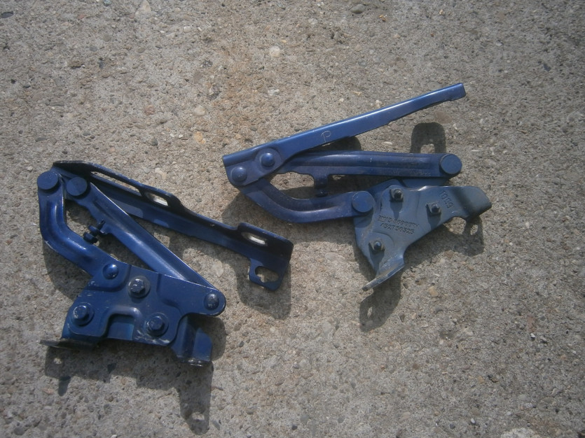 CORSA D 2008 1.0 ZAWIAS MASKI PRAWY