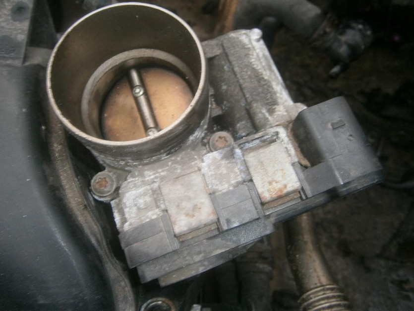 VW GOLF V 2005 R. BKG 1.4 16V FSI PRZEPUSTNICA