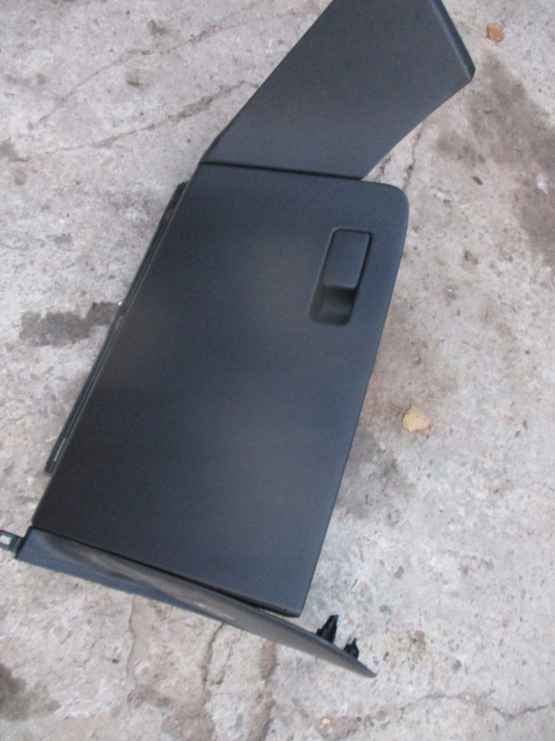 kia proceed GT SCHOWEK DESKI