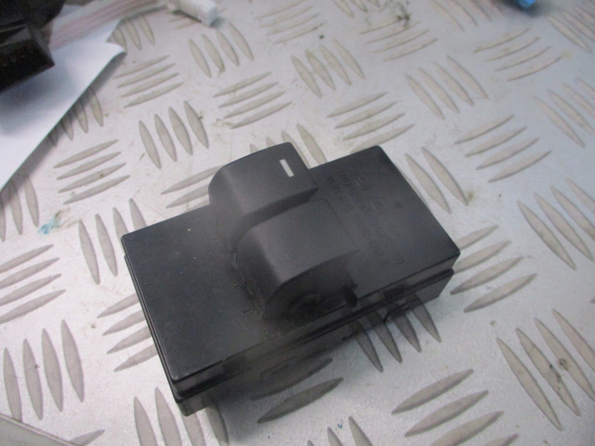 KIA VENGA PRZEŁĄCZNIK SZYB LEWY 93570-1H021