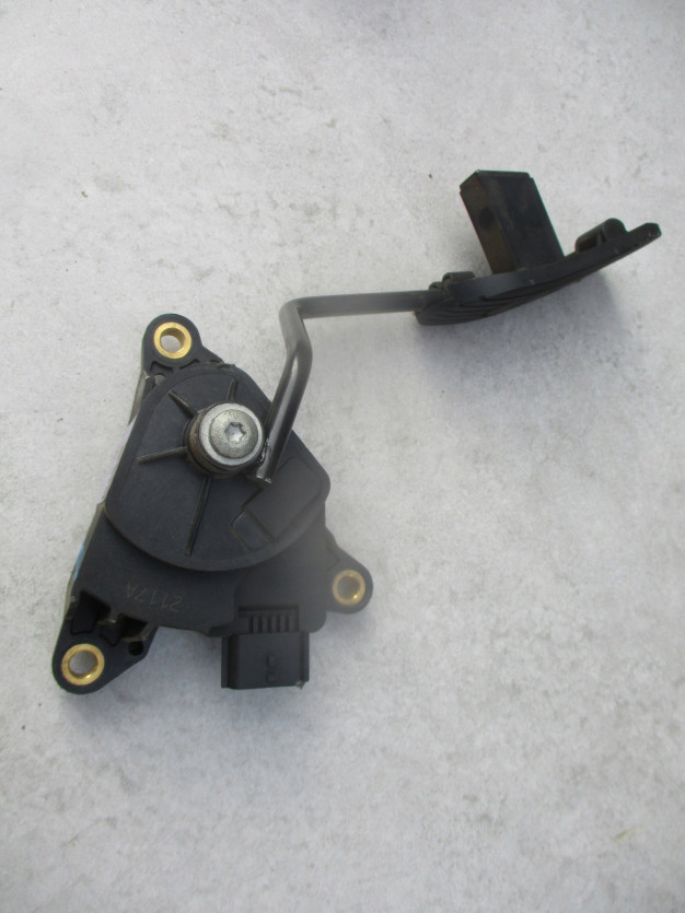 NISSAN TIIDA HB TIDA 1.5 DCI PEDAŁ GAZU 18002AX700