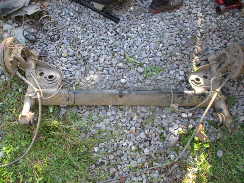 SUZUKI SPLASH 1.0 lift BELKA OŚ TYŁ